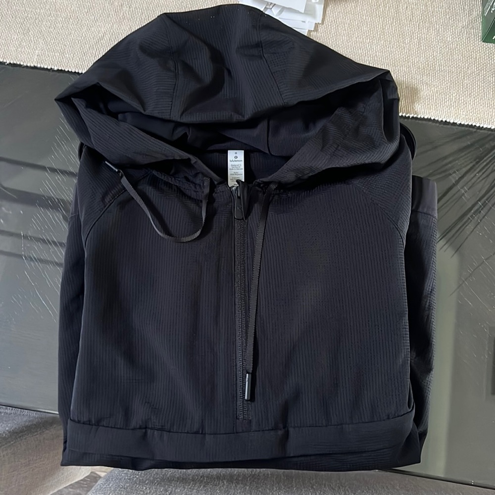Size 8 lulu lemon wind breaker never worn
